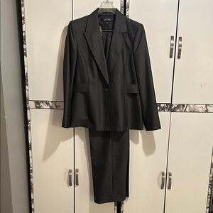 Kasper Classic 2pc Charcoal Gray Pantsuit